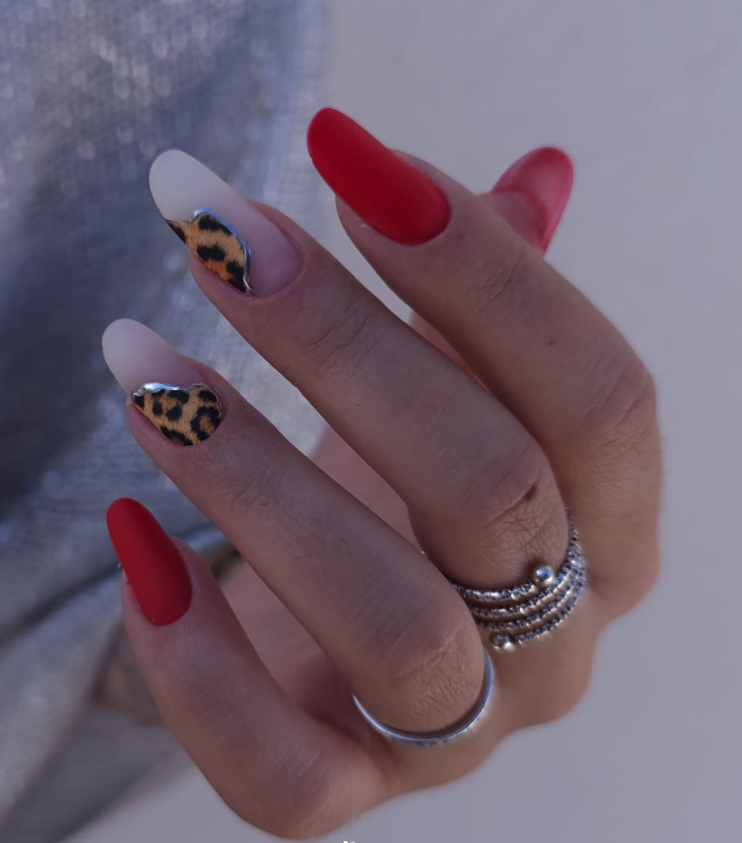 Nail art rouge et léopard