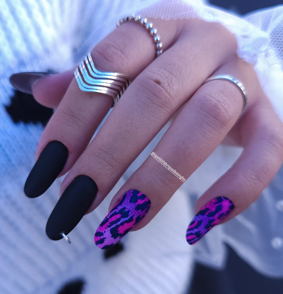 Pose noir mat et léopard violet