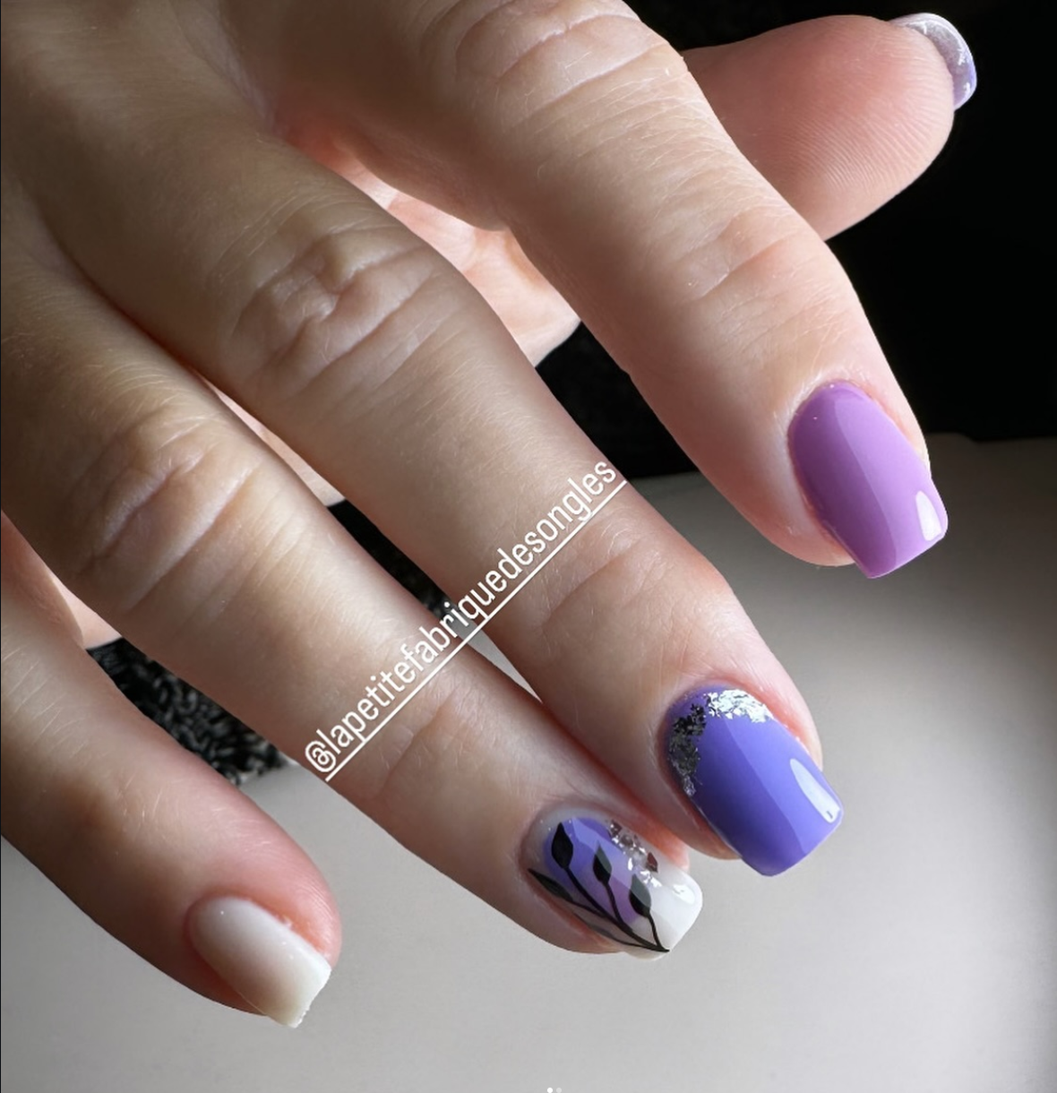 Nail art violet et floral